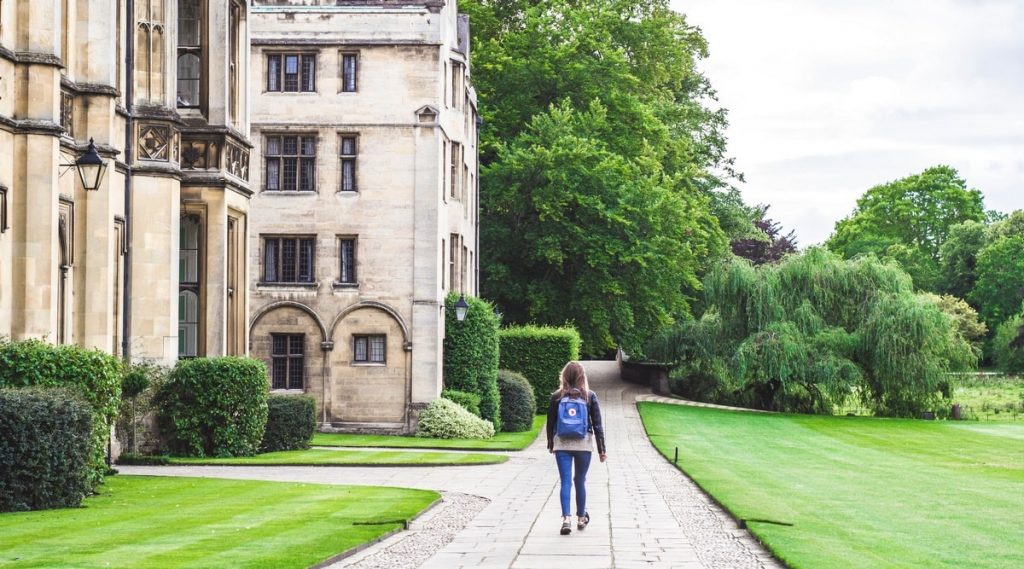 Ilustrasi kuliah di IT - Gedung King's College, Cambridge-min