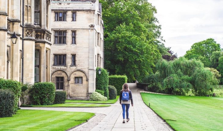 Ilustrasi kuliah di IT - Gedung King's College, Cambridge-min